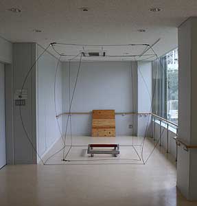 吉川陽一郎 「逃げる四角（転送器-　送り用/受用）」 2008 展示場所：和光大学 構内 